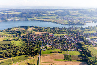 Vue aérienne de Zones riveraines du Rhin et du lac de Constance à le quartier Stiegen in Öhningen dans le département Bade-Wurtemberg, Allemagne