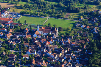 Vue aérienne de Administration municipale Öhningen, Église Saint-Hippolyte et Vérène devant le terrain de sport de l'école avec lycée à le quartier Stiegen in Öhningen dans le département Bade-Wurtemberg, Allemagne
