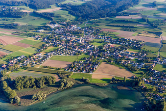 Vue aérienne de Les rives du Rhin à Eschenz dans le département Thurgovie, Suisse