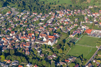 Vue aérienne de Complexe de bâtiments du monastère canonique des Augustins Öhningen devant l'église Saint-Hippolyte et Vérène à le quartier Stiegen in Öhningen dans le département Bade-Wurtemberg, Allemagne
