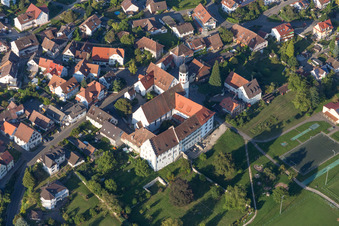 Vue aérienne de Complexe immobilier du Canonisme augustinien à le quartier Stiegen in Öhningen dans le département Bade-Wurtemberg, Allemagne