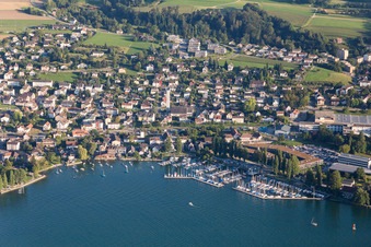 Vue aérienne de Port de plaisance avec postes d'amarrage et postes d'amarrage pour bateaux de plaisance sur les rives du lac de Constance à Steckborn dans le département Thurgovie, Suisse