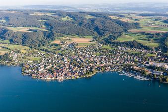 Vue aérienne de Port de plaisance avec postes d'amarrage et postes d'amarrage pour bateaux de plaisance sur les rives du lac de Constance à Steckborn dans le département Thurgovie, Suisse