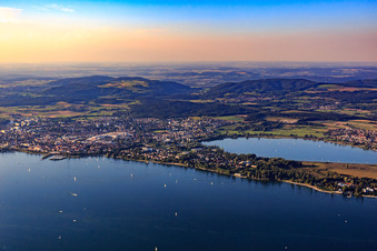 Vue aérienne de Vue de la presqu'île de Mettnau depuis le sud avec le parc de Mettnau à Radolfzell am Bodensee dans le département Bade-Wurtemberg, Allemagne
