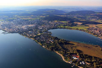 Vue aérienne de Vue de la péninsule de Mettnau sur le lac de Zell depuis l'est, du Mettnaupark jusqu'à Radolfzell à Radolfzell am Bodensee dans le département Bade-Wurtemberg, Allemagne