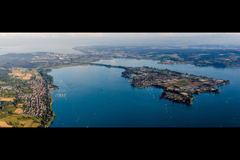 Vue aérienne de Panorama de l'île du lac Reichenau sur le lac de Constance dans le district Reichenau à le quartier Mittelzell in Reichenau dans le département Bade-Wurtemberg, Allemagne