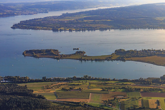 Vue aérienne de Vue du Mettnauspitze sur la péninsule de Mettnau et de l'île d'amour dans le lac de Zell depuis le nord à Radolfzell am Bodensee dans le département Bade-Wurtemberg, Allemagne