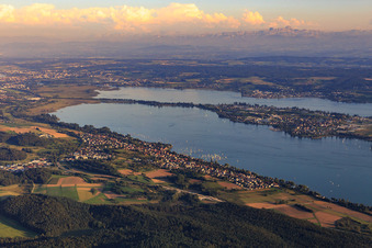 Vue aérienne de Vue de la ville sur la rive du lac Gnadensee jusqu'à Constance et la passerelle vers Reichenau depuis le nord-ouest à Allensbach dans le département Bade-Wurtemberg, Allemagne