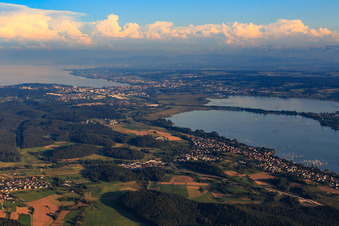 Vue aérienne de Vue de la ville sur la rive du lac Gnadensee jusqu'à Constance et la passerelle vers Reichenau depuis le nord-ouest à Allensbach dans le département Bade-Wurtemberg, Allemagne