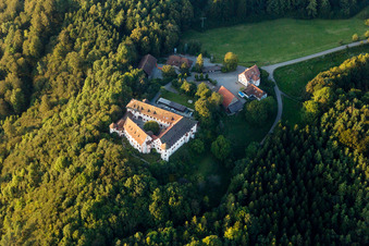 Vue aérienne de École fermée École primaire de Salem (château Hohenfels) à le quartier Kalkofen in Hohenfels dans le département Bade-Wurtemberg, Allemagne