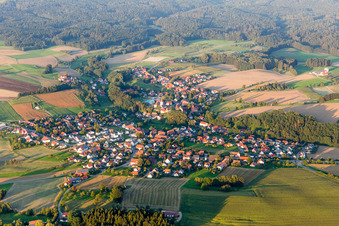 Vue aérienne de Champs agricoles et terres agricoles à le quartier Herdwangen in Herdwangen-Schönach dans le département Bade-Wurtemberg, Allemagne