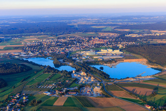 Vue aérienne de Zone industrielle près de la gravière Pfullendorf-Tautenbronn avec Kramer Academy, Kramer Werke Load trucks et Geberit Logistik GmbH à Pfullendorf dans le département Bade-Wurtemberg, Allemagne