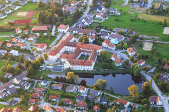 Vue oblique de Pensionnat et église du monastère Saint-Bernard dans le monastère Wald à Wald dans le département Bade-Wurtemberg, Allemagne