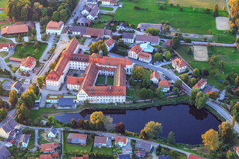 Pensionnat et église du monastère Saint-Bernard dans le monastère Wald à Wald dans le département Bade-Wurtemberg, Allemagne d'en haut
