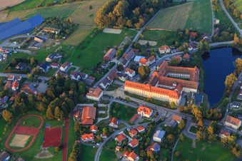 Pensionnat et église du monastère Saint-Bernard dans le monastère Wald à Wald dans le département Bade-Wurtemberg, Allemagne hors des airs
