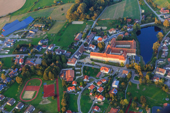 Pensionnat et église du monastère Saint-Bernard dans le monastère Wald à Wald dans le département Bade-Wurtemberg, Allemagne vue d'en haut