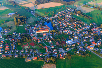 Vue aérienne de Vue d'ensemble du village depuis l'ouest à Wald dans le département Bade-Wurtemberg, Allemagne