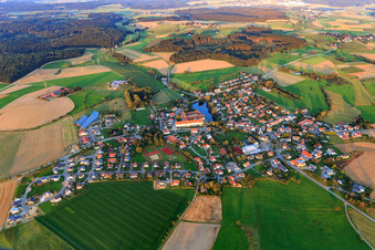Vue aérienne de Vue d'ensemble du village depuis l'ouest à Wald dans le département Bade-Wurtemberg, Allemagne