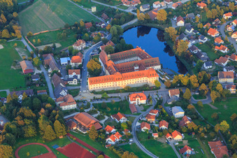 Pensionnat et église du monastère Saint-Bernard dans le monastère Wald à Wald dans le département Bade-Wurtemberg, Allemagne depuis l'avion
