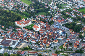 Vue aérienne de Château Meßkirch, Maison du Sacré-Cœur Meßkirch et Église catholique Saint-Martin à Meßkirch dans le département Bade-Wurtemberg, Allemagne