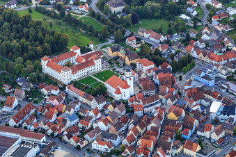 Vue aérienne de Château Meßkirch, Maison du Sacré-Cœur Meßkirch et Église catholique Saint-Martin à Meßkirch dans le département Bade-Wurtemberg, Allemagne