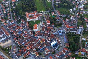 Vue aérienne de Centre-ville de la vieille ville Grabenbachstraße avec le château Meßkirch, la maison du Cœur de Jésus Meßkirch et l'église catholique Saint-Martin à Meßkirch dans le département Bade-Wurtemberg, Allemagne