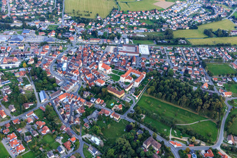 Vue aérienne de Vue d'ensemble de la ville avec le château Meßkirch, la maison du Sacré-Cœur Meßkirch et l'église catholique Saint-Martin depuis le nord-ouest à Meßkirch dans le département Bade-Wurtemberg, Allemagne