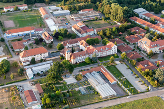 Vue aérienne de Maison d'enfants et de jeunes Jugendwerk St. Josef à le quartier Queichheim in Landau in der Pfalz dans le département Rhénanie-Palatinat, Allemagne