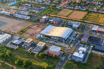 Vue aérienne de Bâtiment incurvé de l'entreprise Eberspächer Controls Landau GmbH & Co. KG à le quartier Queichheim in Landau in der Pfalz dans le département Rhénanie-Palatinat, Allemagne