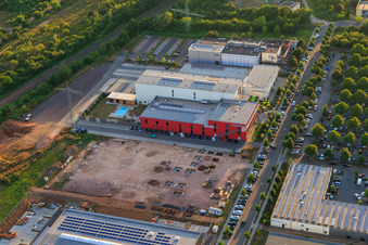 Vue aérienne de Salle d'escalade Fitz Rocks, Bowling Center et Tae Kwon Do de Landau - BUDO Club Landau à le quartier Queichheim in Landau in der Pfalz dans le département Rhénanie-Palatinat, Allemagne
