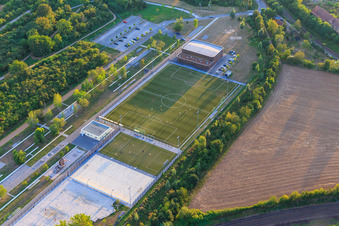 Vue aérienne de Parc des sports de Landau avec salle de sport à Ebenberg et terrain de sport du TSV Landau et de SÜDWESTGIRLS ainsi que terrains de beach-volley à Landau in der Pfalz dans le département Rhénanie-Palatinat, Allemagne