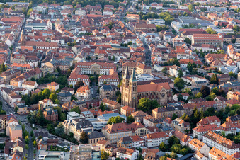Vue aérienne de Église dans le vieux centre-ville à Landau in der Pfalz dans le département Rhénanie-Palatinat, Allemagne