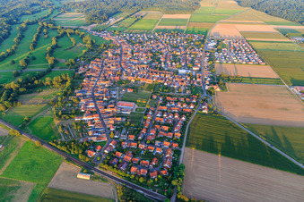 Vue aérienne de Vue d'ensemble du village depuis l'ouest à Steinweiler dans le département Rhénanie-Palatinat, Allemagne