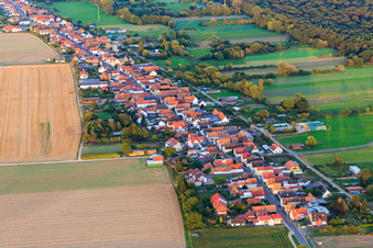 Vue oblique de Saarstr depuis l'ouest à Kandel dans le département Rhénanie-Palatinat, Allemagne