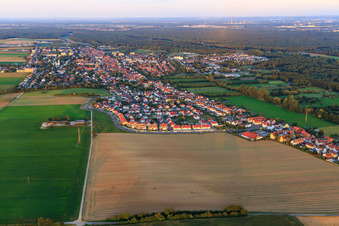 Vue aérienne de Sur le sentier élevé de l'ouest à Kandel dans le département Rhénanie-Palatinat, Allemagne
