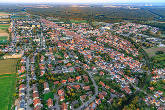 Vue aérienne de Vue d'ensemble de la ville depuis l'ouest à Kandel dans le département Rhénanie-Palatinat, Allemagne