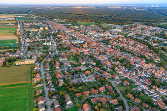 Vue aérienne de Vue d'ensemble de la ville depuis l'ouest à Kandel dans le département Rhénanie-Palatinat, Allemagne