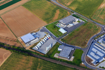 Vue aérienne de Zone industrielle dans la vallée de Spire avec Resinnovation GmbH, Markthalle 5 et TRANSAC International Shipping Company Ltd. à Rülzheim dans le département Rhénanie-Palatinat, Allemagne