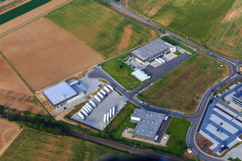 Vue aérienne de Zone industrielle dans la vallée de Spire avec Resinnovation GmbH, Markthalle 5 et TRANSAC International Shipping Company Ltd. à Rülzheim dans le département Rhénanie-Palatinat, Allemagne