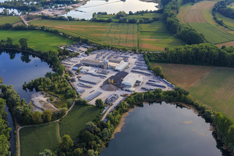 Vue aérienne de Finger Beton Kuhardt GmbH & Co. KG entre 2 gravières à Kuhardt dans le département Rhénanie-Palatinat, Allemagne