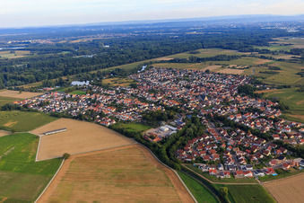 Vue aérienne de Vue du village sur le barrage du Rhin depuis le nord à Leimersheim dans le département Rhénanie-Palatinat, Allemagne