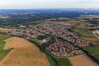 Vue aérienne de Vue du village sur le barrage du Rhin depuis le nord à Leimersheim dans le département Rhénanie-Palatinat, Allemagne