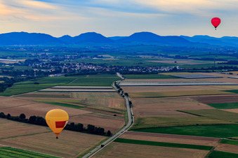 Photographie aérienne de 2 montgolfières vers Insheim à Herxheim bei Landau dans le département Rhénanie-Palatinat, Allemagne