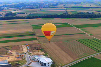 Vue aérienne de Montgolfière PFALZGAS au-dessus du parc industriel W II à Herxheim bei Landau dans le département Rhénanie-Palatinat, Allemagne