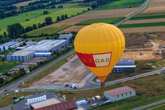 Vue aérienne de Montgolfière PFALZGAS au-dessus du parc industriel W II à Herxheim bei Landau dans le département Rhénanie-Palatinat, Allemagne