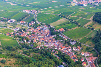 Vue aérienne de Village viticole au pied du Haardtrand vu du nord-ouest à Leinsweiler dans le département Rhénanie-Palatinat, Allemagne