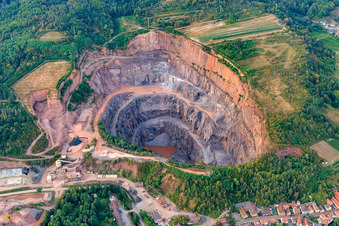 Vue oblique de Carrière Albersweiler de la Basalt-Actien-Gesellschaft à Albersweiler dans le département Rhénanie-Palatinat, Allemagne