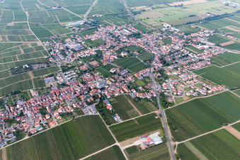 Vue aérienne de Vue des rues et des maisons dans les quartiers résidentiels à Edesheim dans le département Rhénanie-Palatinat, Allemagne