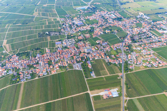 Photographie aérienne de Vue de la ville entre les vignes depuis le sud à Edesheim dans le département Rhénanie-Palatinat, Allemagne