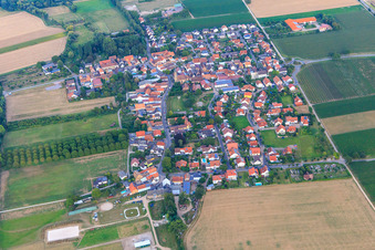Vue aérienne de Vue du village depuis l'ouest à Großfischlingen dans le département Rhénanie-Palatinat, Allemagne